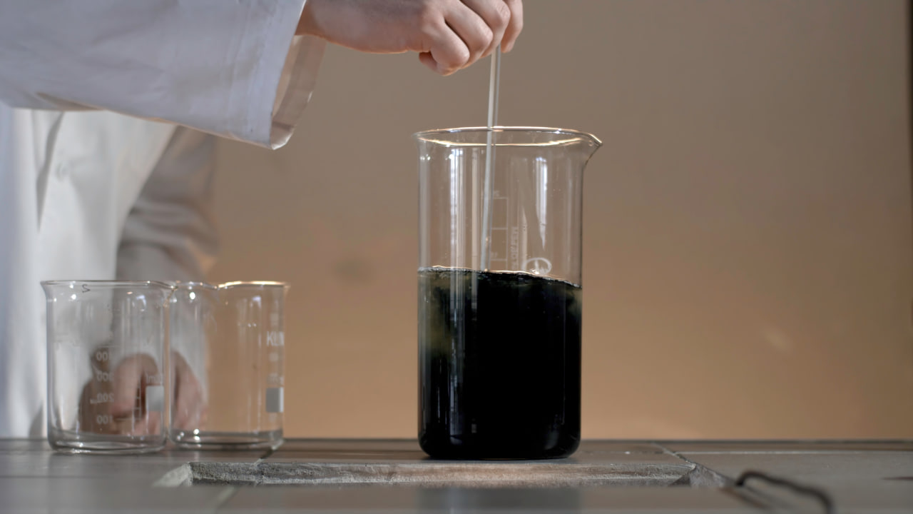 Laboratory beaker with humate